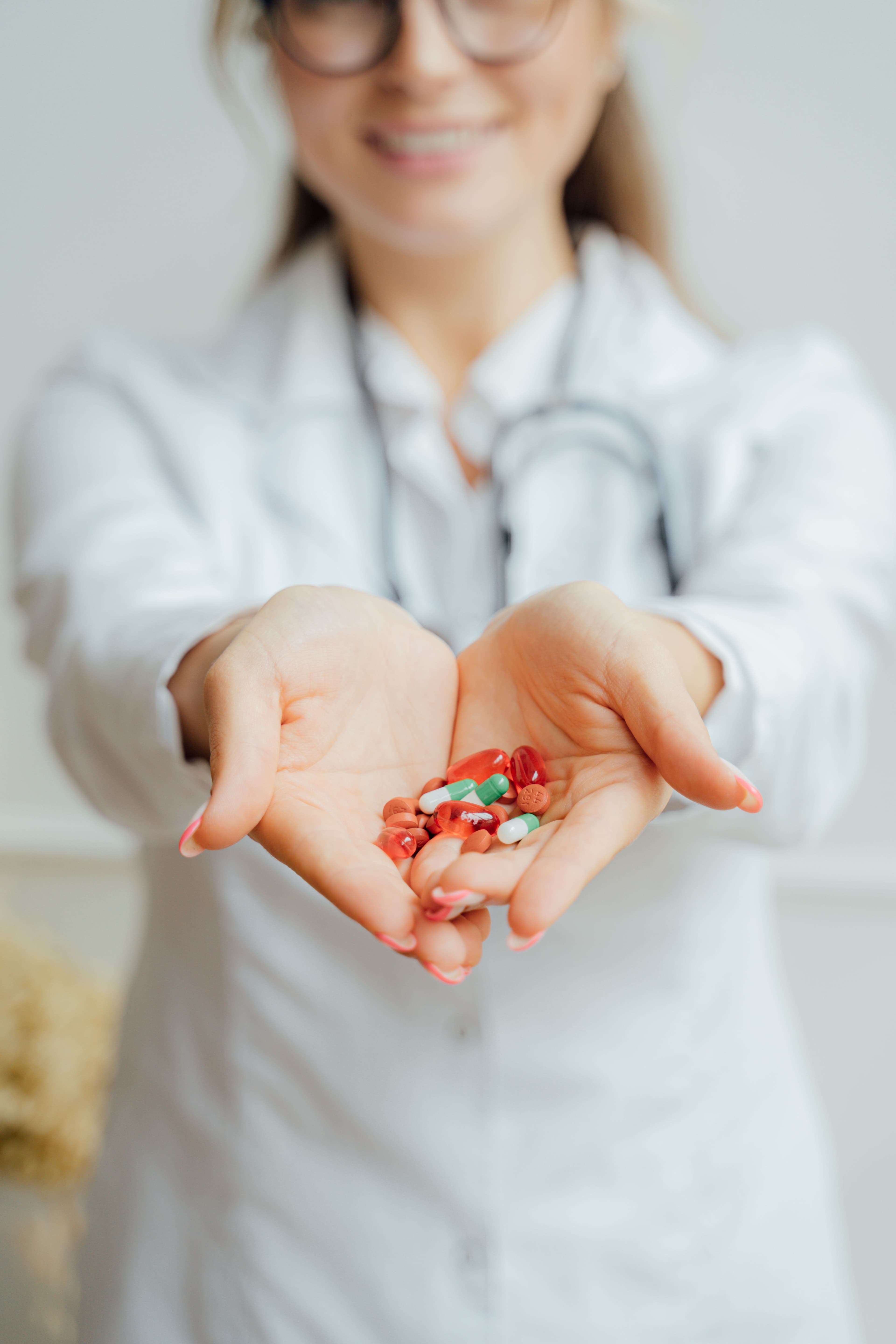 Farmacista sorridente porge un palmo di compresse e capsule